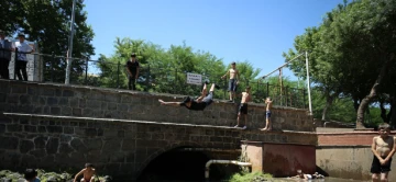 Diyarbakır'da Çocuklar Sıcaktan Serinlemek İçin Süs Havuzuna Akın Ediyor