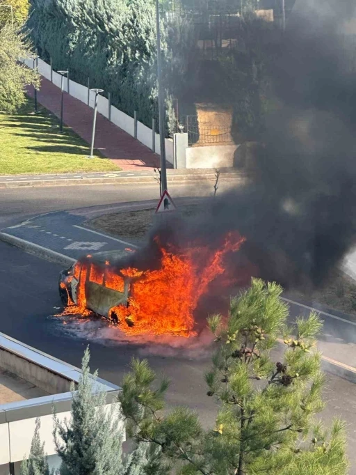 Diyarbakır’da Park Halindeki Araç Neden Alev Aldı? Yangın Korkuttu!