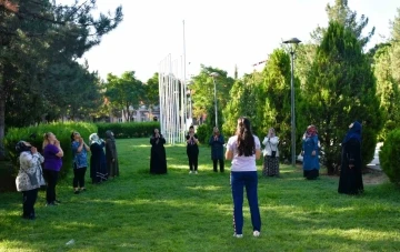 Diyarbakır'da Parklarda Eğitmenler Eşliğinde 'Sabah Sporları' Başladı