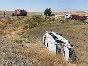 Diyarbakır’da Yolcu Minibüsü ile Pikap Çarpıştı: 1’i Çocuk, 3’ü Ağır 14 Yaralı