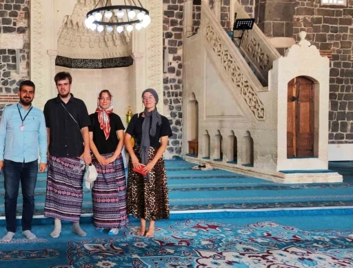 Diyarbakır Ulu Cami’de Yabancı Turistler Geleneklere Uygun Şekilde Etek Giydi