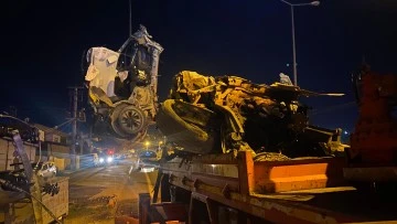 Diyarbakır Yenişehir'de Gece Yarısı Feci Kaza: Beton Direğe Çarpan Araç Hurdaya Döndü