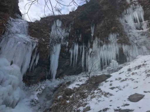 Donan dere yatakları ve şelalelerde metrelerce buz sarkıtları oluştu