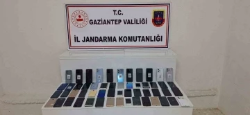 Gaziantep'te Büyük Kaçakçılık Operasyonu: 2,5 Milyon TL Değerinde Telefon ve Aksesuar Ele Geçirildi