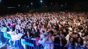  Gençler Pinhani Konserinde Coşku Dolu Bir Gece Yaşadı