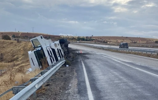 Gölbaşı'nda Kaygan Yolda Devrilen Tır Olay Yerinde Hızlı Müdahale