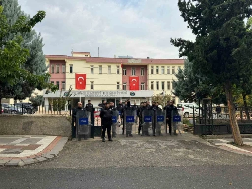 Halfeti Belediyesi Önünde Polislere Taşlı Saldırı