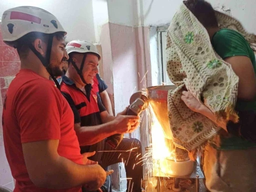 Hamur Makinesine Sıkışan Çocuğun Eli İtfaiye Ekiplerince Kurtarıldı