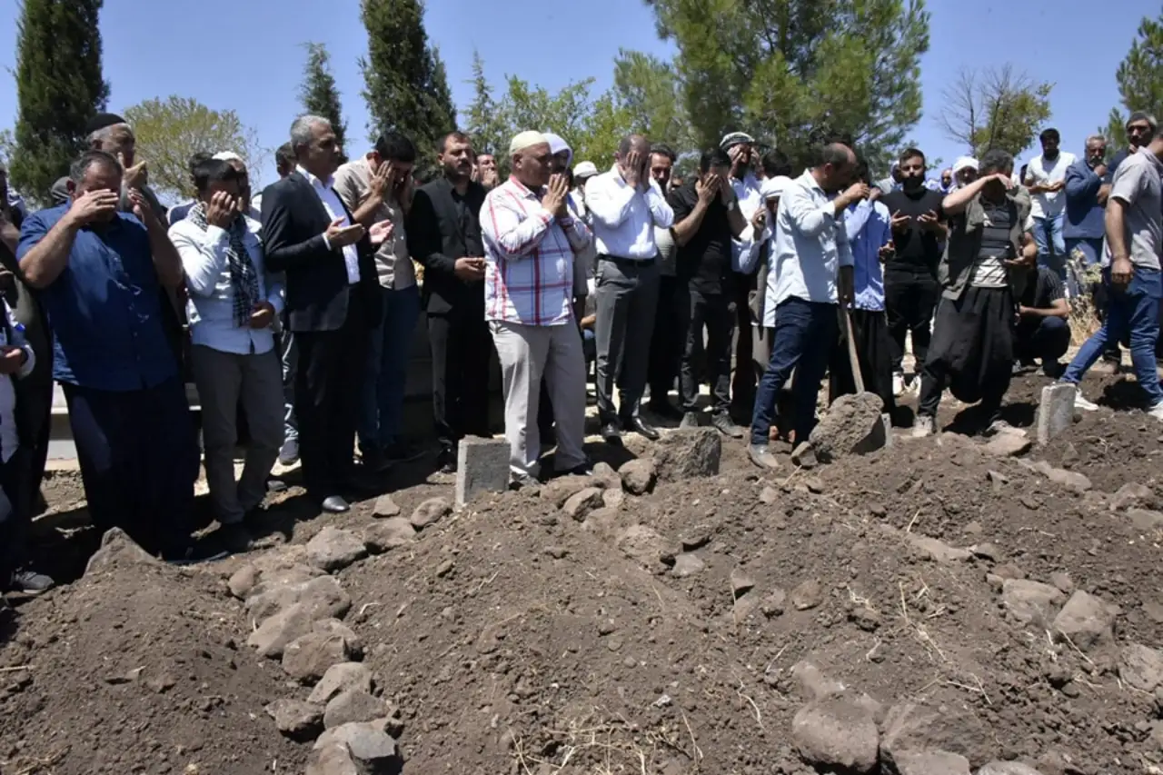 Hayatını Kaybeden Çocuklar Siverek'te Yan Yana Defnedildi