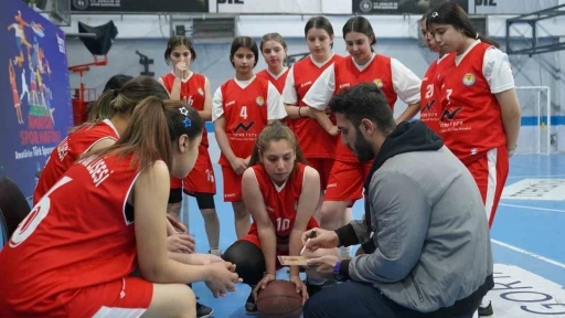 İşitme Engelli Basketbolcu Mehmet Özcan, Gençleri Basketbola Teşvik Ediyor