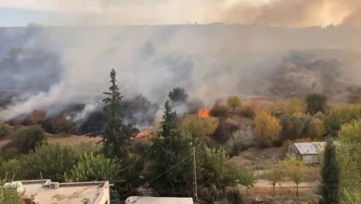 Kahta İlçesinde Korkutan Anız Yangını