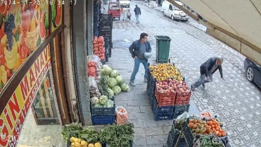 Kaldırımda Yürüyen Adamın Kalp Krizi Anı Kamerada Canlandı