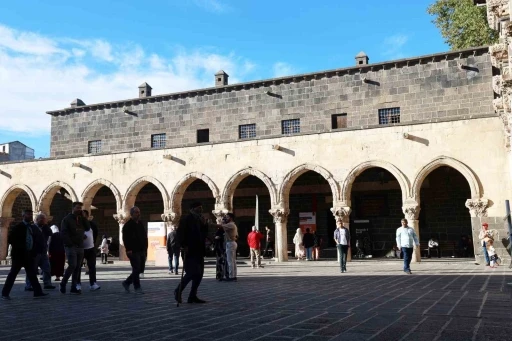 Kaliforniya'dan Gelen 81 Yaşındaki Kadın Diyarbakır Ulu Cami’ye Hayran Kaldı