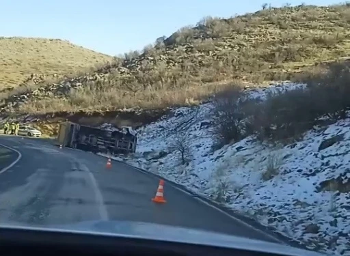 Kamyon Devrildi, Şoför Sağ Salim Kurtuldu