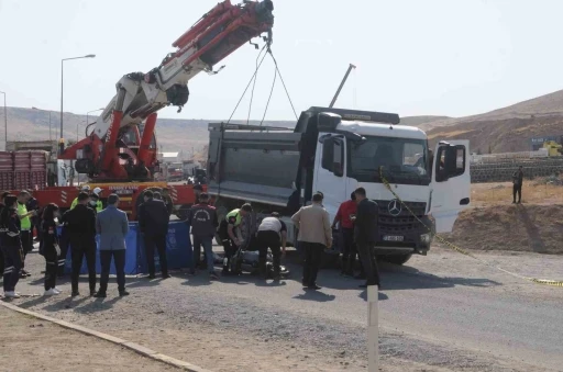 Kamyon ile Motosiklet Çarpıştı: 1 Kişi Hayatını Kaybetti