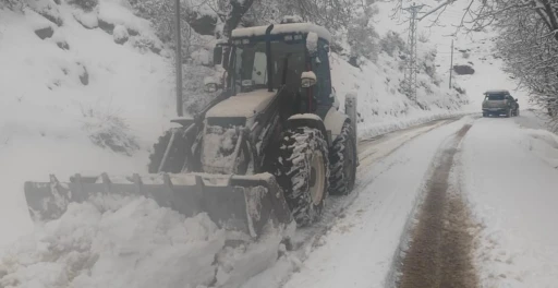 Kar Yağışı Hayatı Felç Etti: Kapalı Yollar Açılıyor