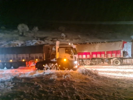 Kar Yağışı Nedeniyle Yol Ulaşıma Kapandı