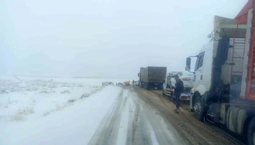 Kar Yağışıyla Kapanan Yolu Trafiğe Açıldı