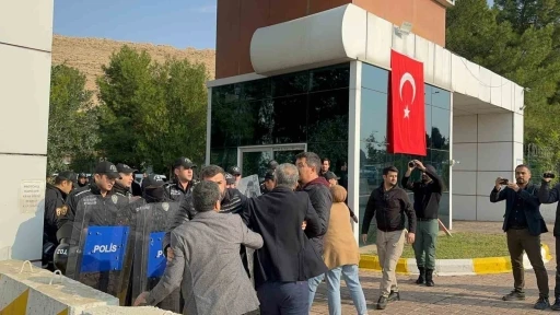 Kayyum Atanması Sonrası Ahmet Türk ve DEM Partililerden Belediye Binasına Giriş Girişimi