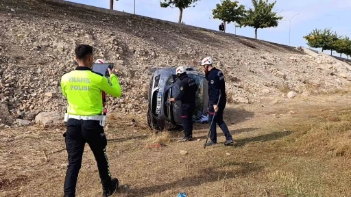 Kontrolden Çıkan Otomobil Şarampole Devrildi