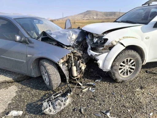 Korkutan Kaza: İki Araç Kafa Kafaya Çarpıştı, 2 Yaralı