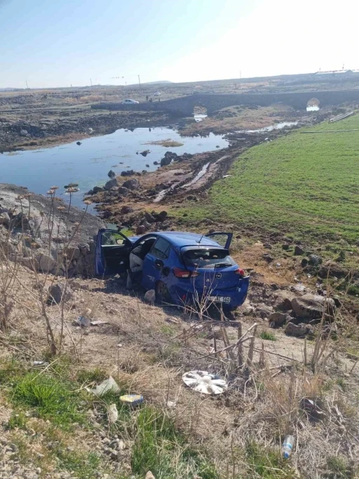 Korkutan Kaza Otomobil Taşlara Çarptı, 2 Kişi Yaralandı