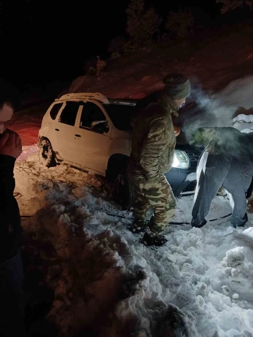 Köy Yolunda Mahsur Kalan Aileyi Karayolları Ekipleri Kurtardı