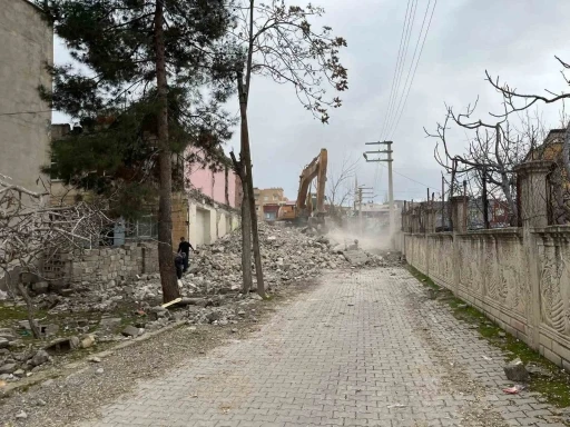 Metruk Binaların Yıkımı Devam Ediyor: Güvenlik İçin Önemli Adım