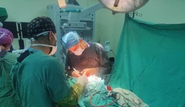 Midyat Devlet Hastanesi’nde İlk Beyin Tümörü Ameliyatı Başarıyla Gerçekleştirildi