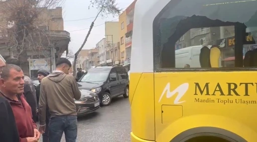  Minibüs ile Hafif Ticari Araç Çarpıştı! Bu Kaza Nasıl Meydana Geldi?