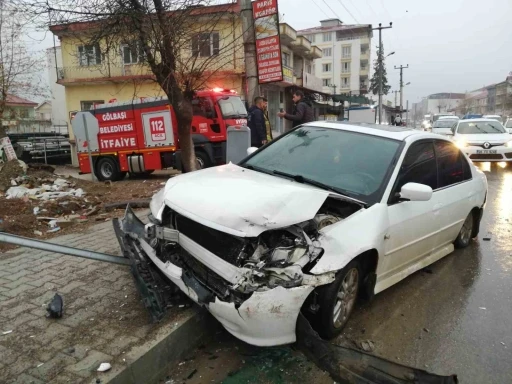 Minibüs ile Otomobil Çarpıştı 3 Yaralı