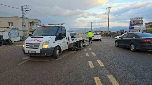  Motosikletle Kamyonet Çarpıştı: 1 Ölü, 1 Ağır Yaralı