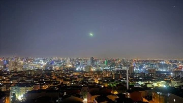 Gökyüzünden Süzülen Parlak Işık Kümesi: Uzay Çöpü Mü?