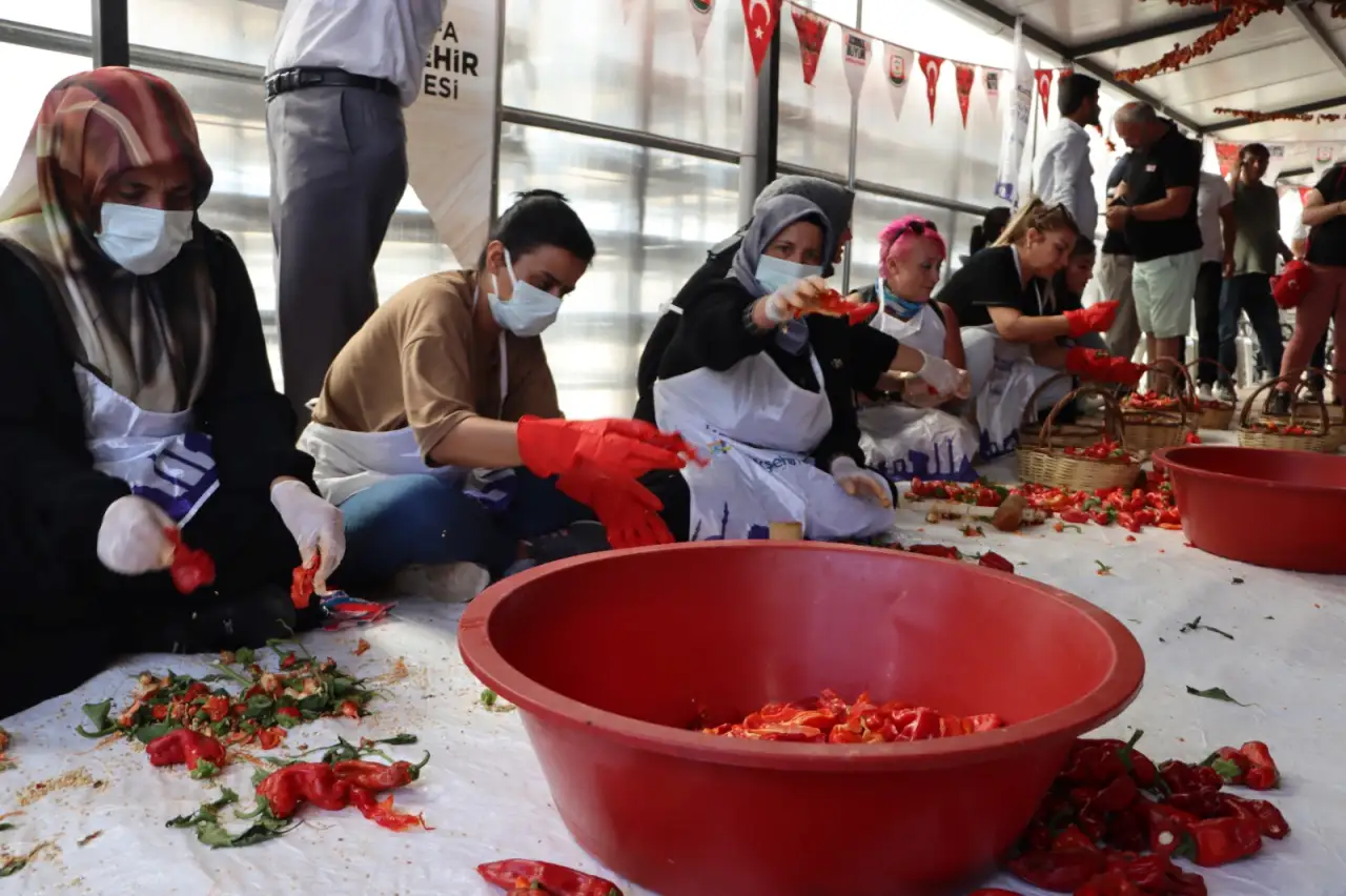 Motosiklet Tutkunları Şanlıurfa’da Isot Toplayıp Çiğköfte Yoğurdu!