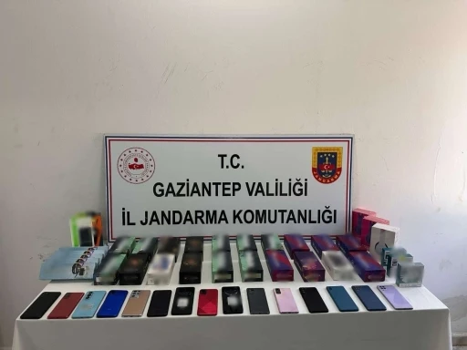  2 Milyon TL Değerinde Kaçak Telefon ve Saat Ele Geçirildi: 2 Gözaltı