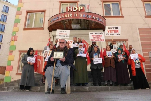  Diyarbakır'daki Evlat Nöbetine Katıldı