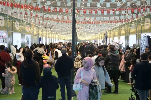  Ramazan Sokağı’na Yoğun İlgi: Manevi Atmosfer ve Eğlence Bir Arada