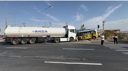 Şehiriçi Minibüsü ile Tanker Çarpıştı: Kırmızı Işıkta Geçen Tanker Kaza Yaptı