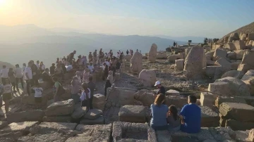 Nemrut Dağı'nda Bayram Bereketi: Rekor Turist Akını