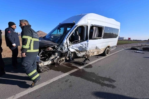 Öğretmen Servisi ve Otomobil Çarpıştı 12 Yaralı