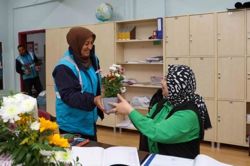 Öğretmenler Günü Çiçeklerle Kutlandı