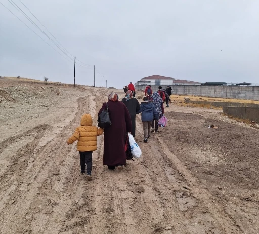 Okul Yolu Çamurda Kaldı