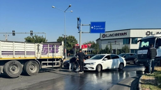 Otomobil ile Tır Çarpıştı: 1 Kişi Yaralandı