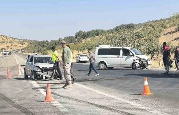 Otomobil ve Minibüs Çarpıştı