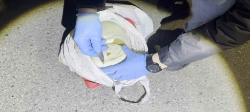  otomobilde 1 kilo toz esrar ele geçirildi: 2 tutuklama