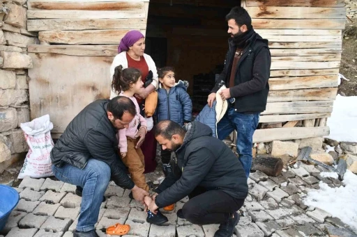 Polis Memuru Mustafa Şahin 300 Çocuğa Bot ve Mont Yardımı Gönderdi