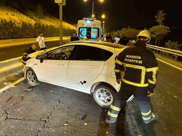 Refüje Çarpan Otomobilde 2 Kişi Yaralandı