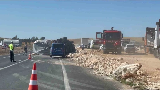 Saman Yüklü Tır Devrildi: Kaza Nasıl Gerçekleşti?