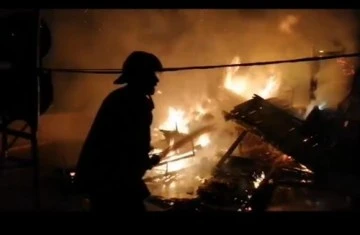 Şanlıurfa'da Bir Binanın Çatısında Çıkan Yangın Söndürüldü