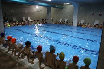 Şanlıurfa'da Çocuklar Havuzlarda Hem Serinliyor Hem Yüzme Öğreniyor
